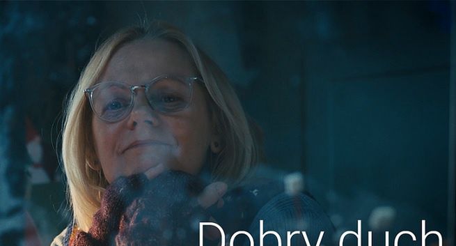 Sąsiedzka pomoc dla staruszki w świątecznym spocie Allegro