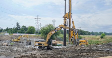 Wzmacniają podłoże pod nowy most na ul. Żeglarskiej. Wykonawca zgłasza pierwsze trudności