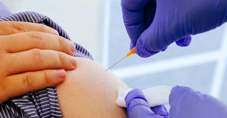 Obowiązek szczepień przeciw COVID-19? Polacy podzieleni