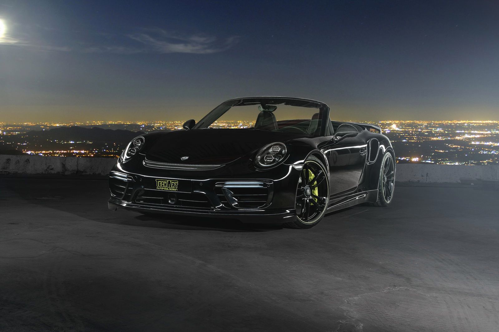 TechArt wziął także na warsztat wersję Turbo. Supermocna odmiana 911 dostała 60 dodatkowych koni mechanicznych i 130 niutonometrów. Rozwija teraz 640 KM i 880 Nm. Do obydwu wersji oferowane są niestandardowe układy wydechowe, które zapewniają lepsze brzmienie i ładniejszy wygląd końcówek układu wydechowego.