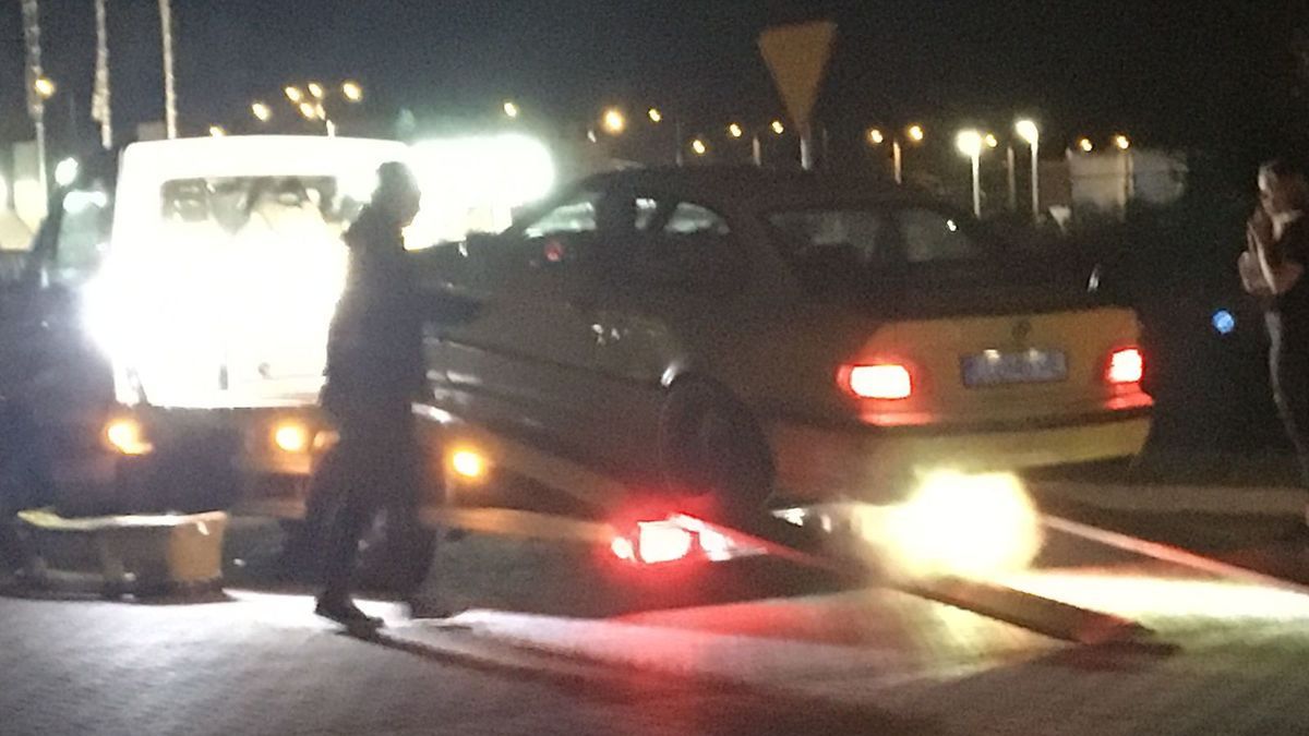 BMW odjechało na lawecie z parkingu Agata Meble