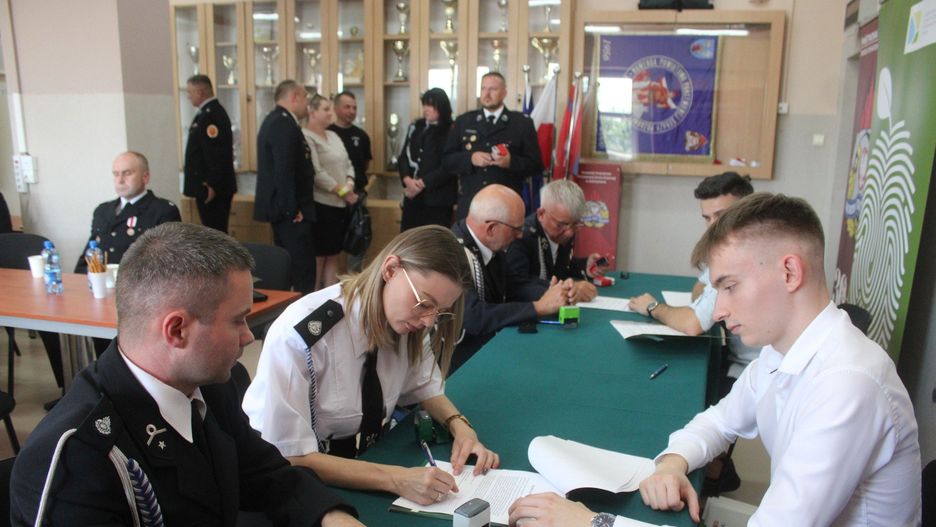 W Komendzie Powiatowej PSP w Bełchatowie podpisano 23 umowy z jednostkami OSP, które otrzymają dofinansowanie w ramach programu &#34;Ekostrażak&#34;