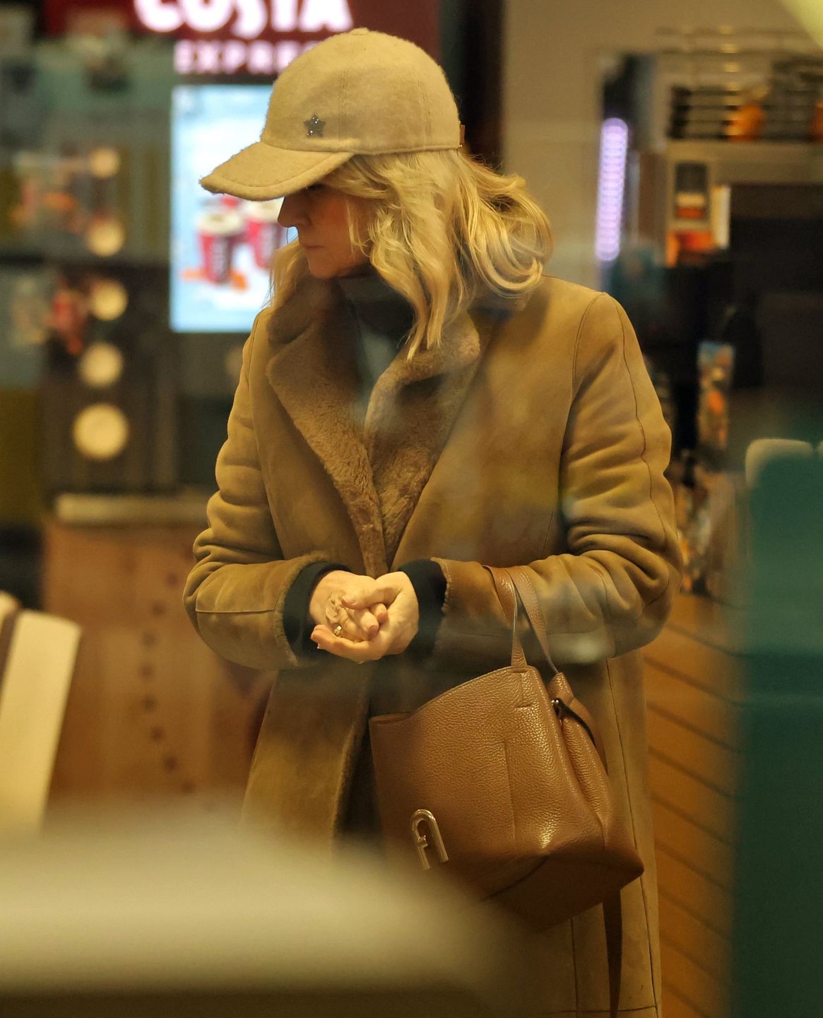 Naturalna Grażyna Torbicka "przyłapana" na stacji benzynowej