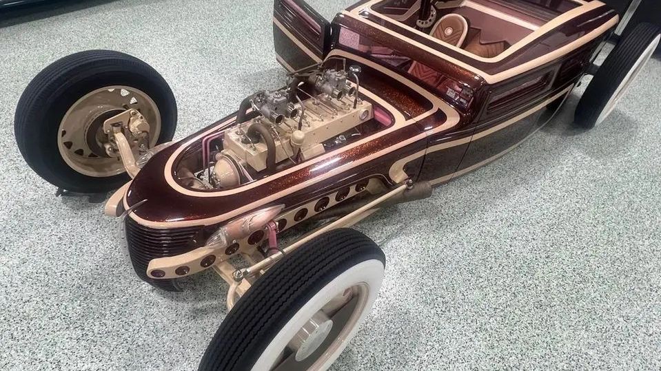 Auto zostało zbudowane przez uznanego konstruktora samochodów na zamówienie, Iana Roussela