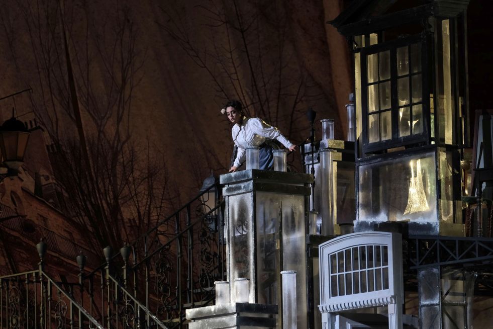 Juliana Grigoryan jako Mimi w „Cyganerii” w Arena di Verona. Scena zbiorowa © Ennevi Foto