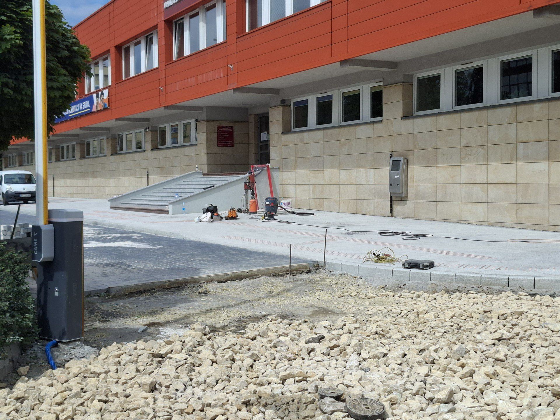 Remont otoczenia uniwersytetu w Częstochowie dobiega końca