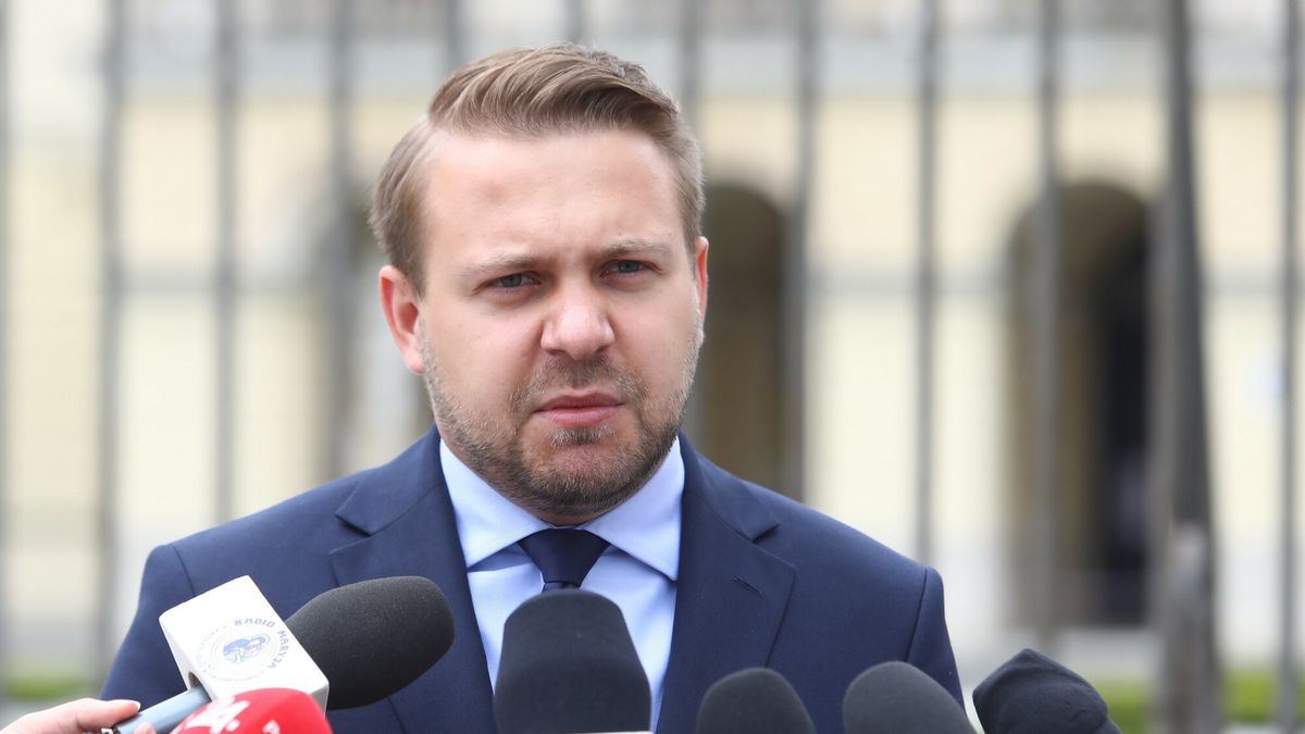 Interwencja poselska Jacka Ozdoby w Urz?dzie Miasta Warszawy
02.08.2021 Warszawa, konferencja Jacka Ozdoby dot. Interwencji poselskiej w Urzedzie Miasta Warszawy zwiazanej z udostepnieniem tlumaczenia na jezyk niemiecki Raportu o stratach Wojennych Warszawy,   Fot Tomasz Jastrzebowski/REPORTER
n/z: Jacek Ozdoba
Tomasz Jastrzebowski/REPORTER