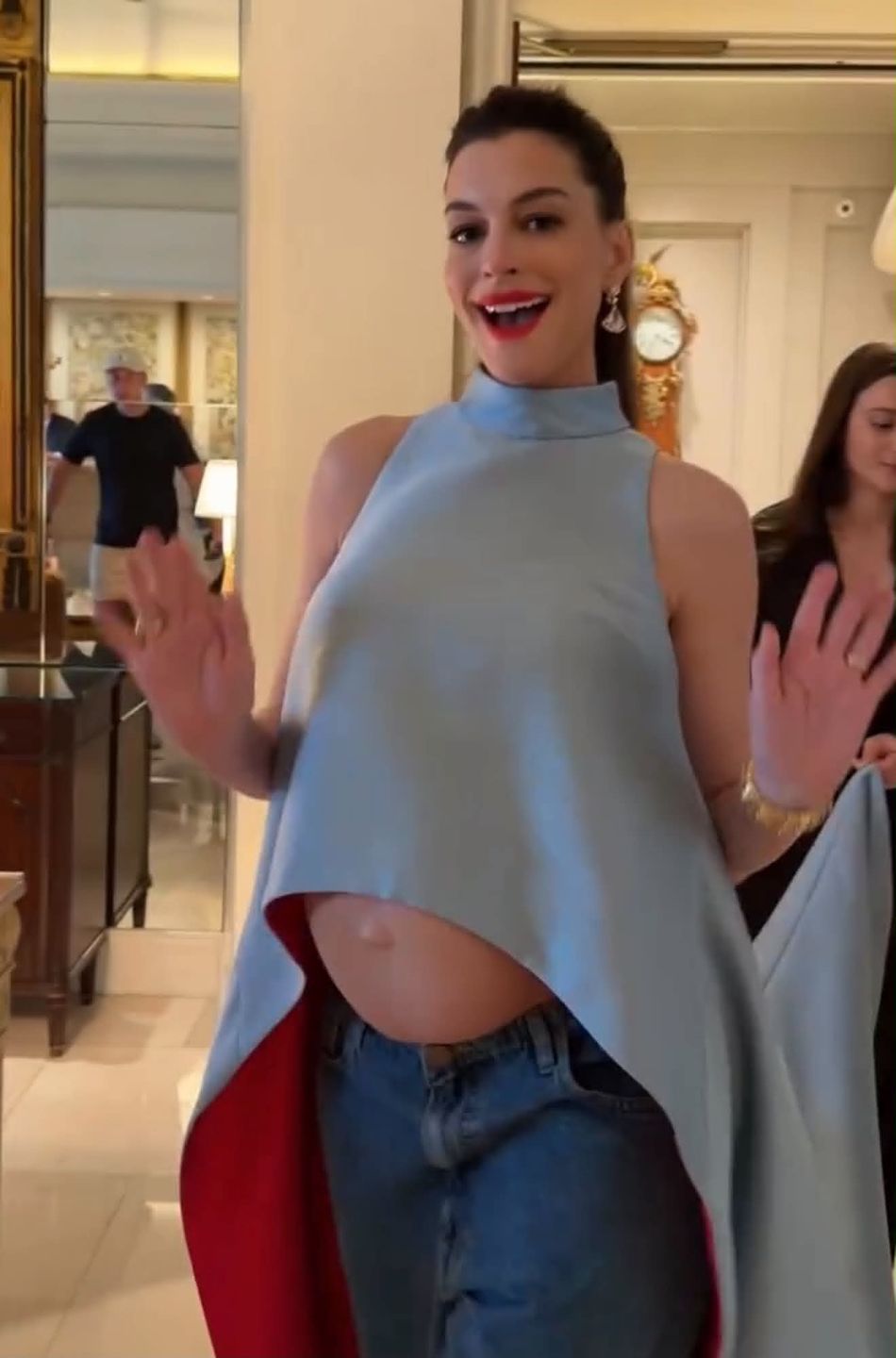 Anne Hathaway reaguje na komentarze, że ma sztuczny brzuch 