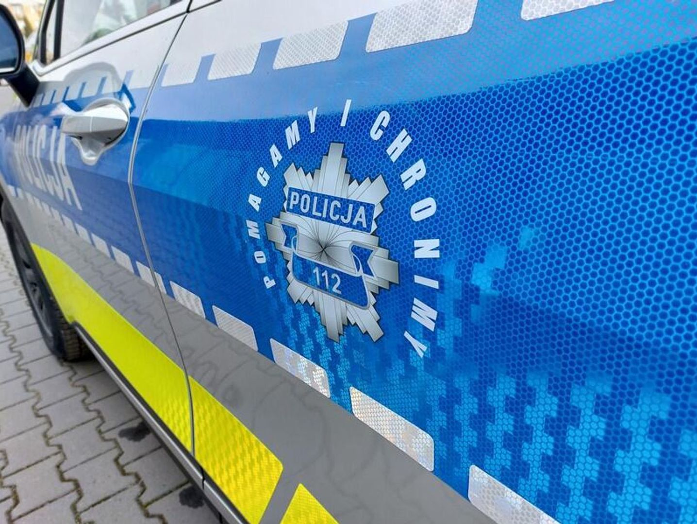 Starsza kobieta wpadła do studni. 67-latkę uratowali dzielnicowi