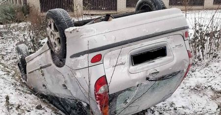 Wpadła w poślizg na łuku drogi, dachowała nissanem w rowie. Żaden z przejeżdżających kierowców nie zatrzymał się