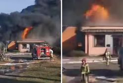 Pożar rozlewni rozcieńczalników. Na niebie czarny dym