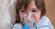 Rekordowa liczba zakażeń wśród dzieci. Zaczyna się od kaszlu, kończy ropniem płuc
