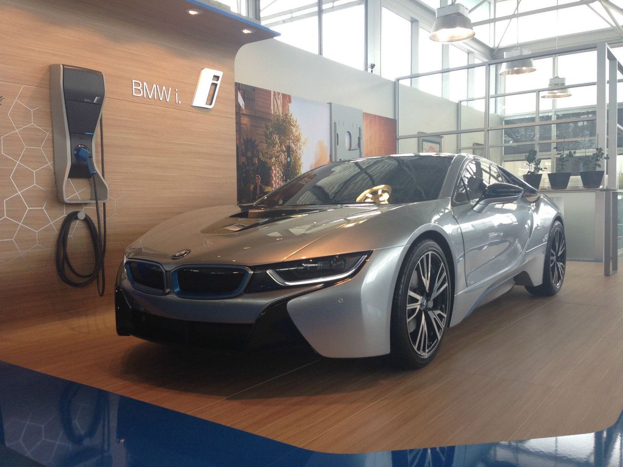 16 000 dolarów za atrapę BMW i8