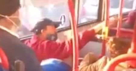 Koronawirus. 16-latka skopana w autobusie. Nagranie jest wstrząsające