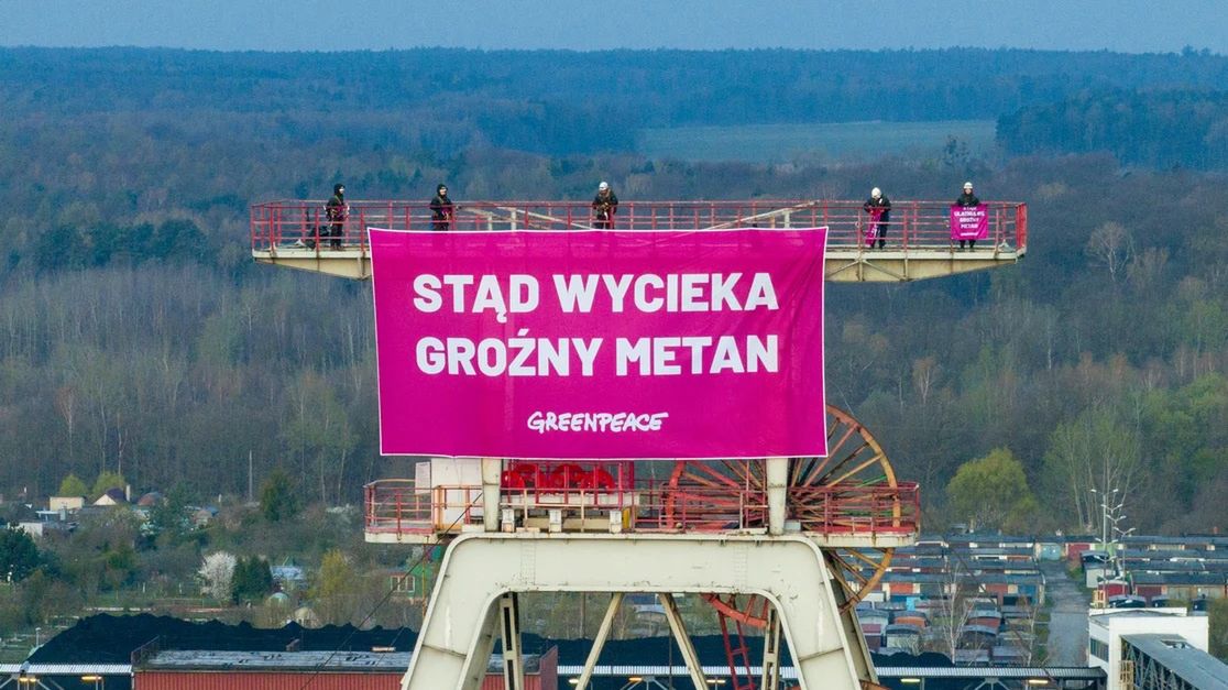 Protest Greenpeace na wieży szybowej kopalni Szczygłowice