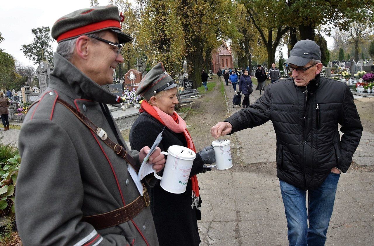 Kwesta TMMI na inowrocławskich cmentarzach. Wszystkich Świętych 2017