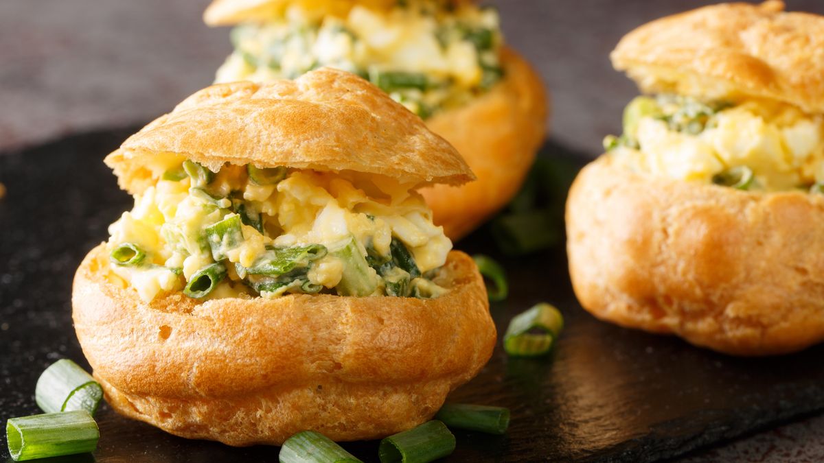 Ptysie z pastą jajeczną są pyszne i lekkie jak chmurka