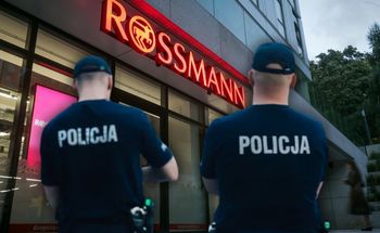 Atak nożownika w Rossmannie. Ochroniarz został ranny