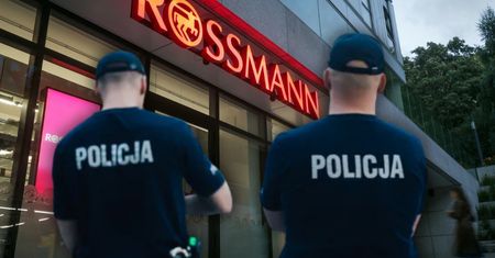 Atak nożownika w Rossmannie. Ochroniarz został ranny