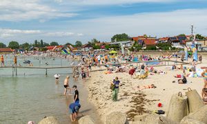 Tłumy mimo zimnego Bałtyku. Nawet 800 tys. turystów rocznie
