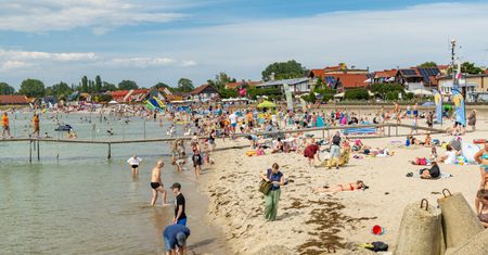 Tłumy mimo zimnego Bałtyku. Nawet 800 tys. turystów rocznie