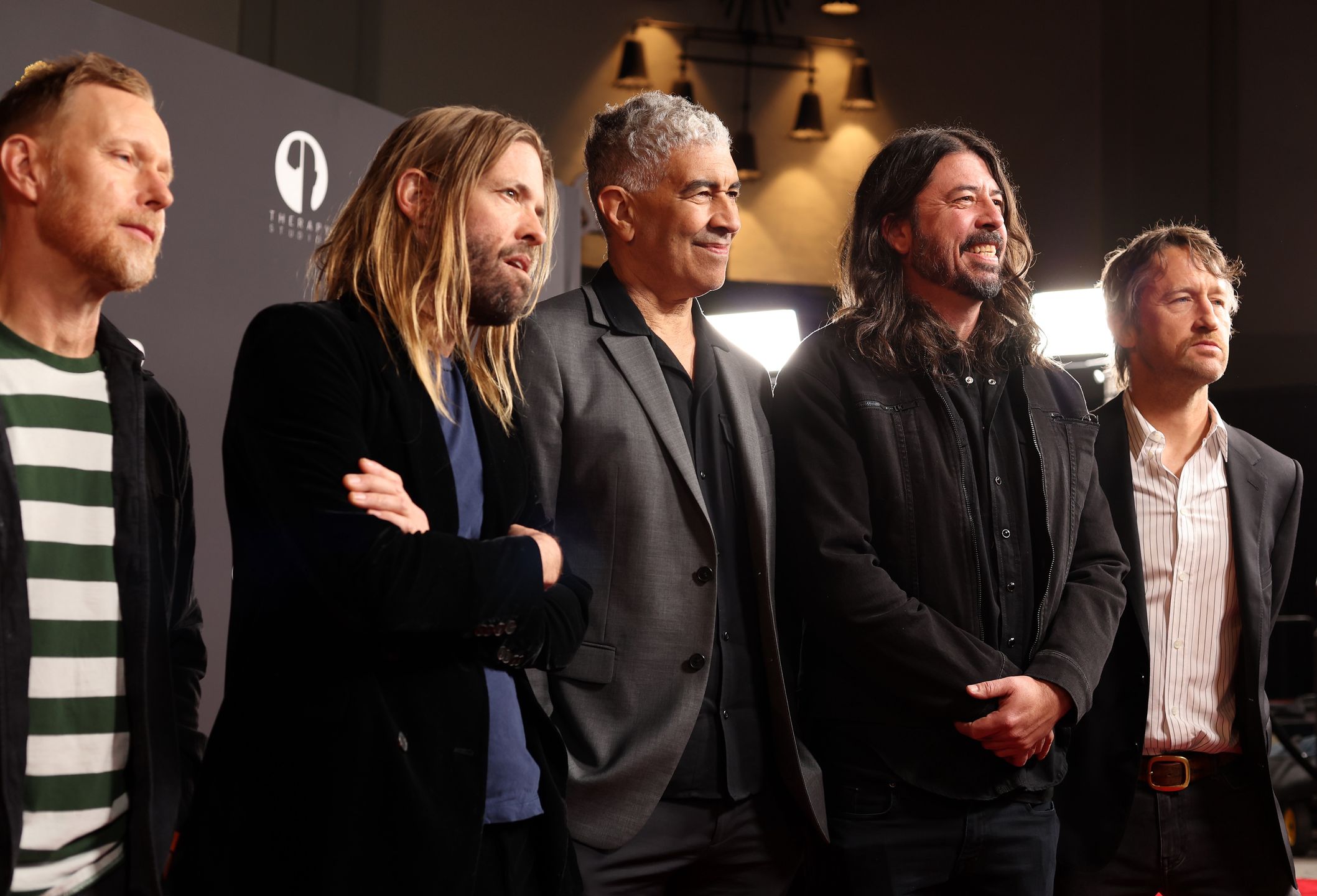 Nate Mendel, Taylor Hawkins, Pat Smear, Dave Grohl i Chris Shiflett podczas premiery filmu ""Studio 666"