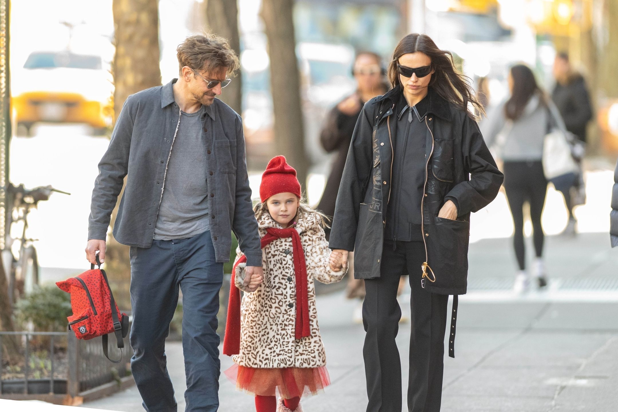 Irina Shayk i Bradley Cooper "przyłapani" na kolejnym rodzinnym spacerze