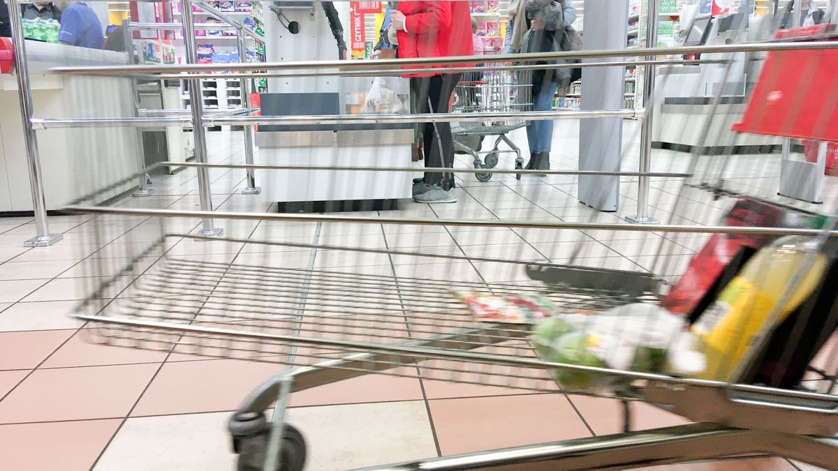 Badanie dowodzi, że klienci przerzucają się z hipermarketów na m