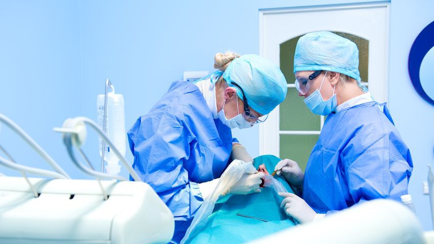 Protezy zębowe stosuje się zarówno w sytuacji, gdy w jamie ustnej brakuje kilku zębów, jak i w przypadku bezzębia