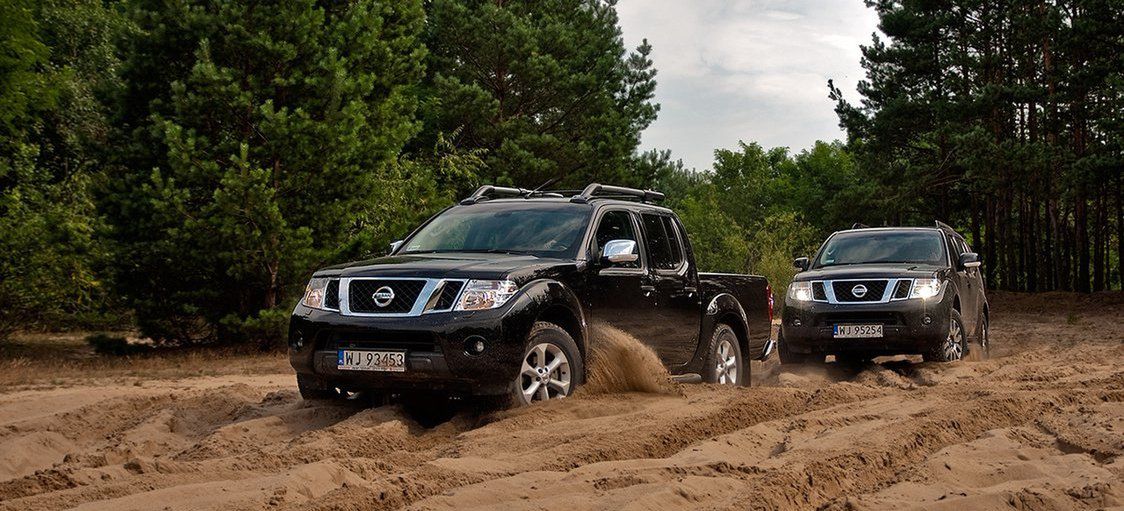 Na pierwszy rzut oka to dwie Navary, ale w rzeczywistości z tyłu jedzie Nissan Pathfinder.