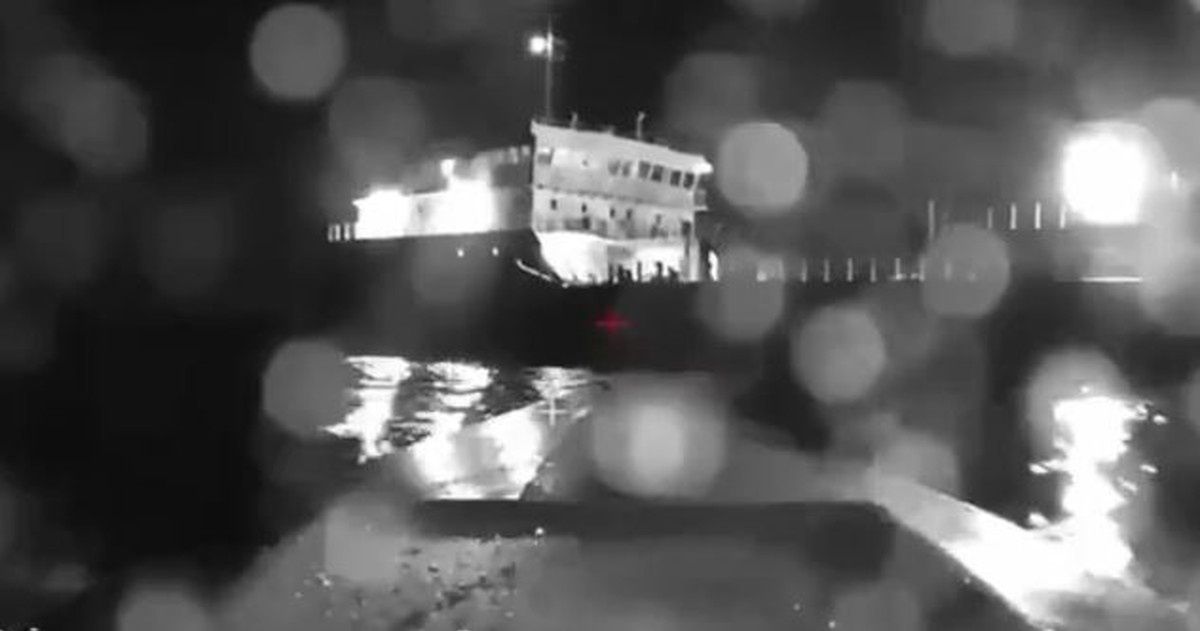Nagranie z drona tuż przed uderzeniem w tankowiec