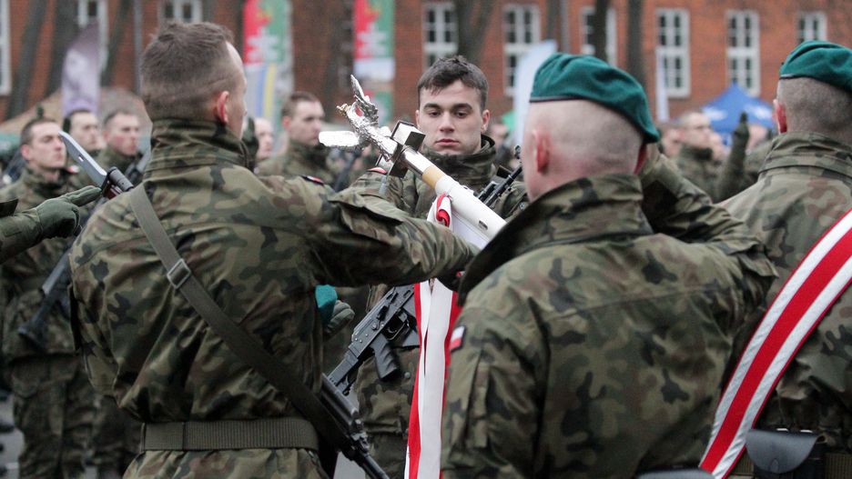 Olsztyn, 10.12.2022. Przysięga żołnierzy-ochotników, którzy wstąpią w szeregi Wojska Polskiego, 10 bm. w Olsztynie. (aldg) PAP/Tomasz Waszczuk