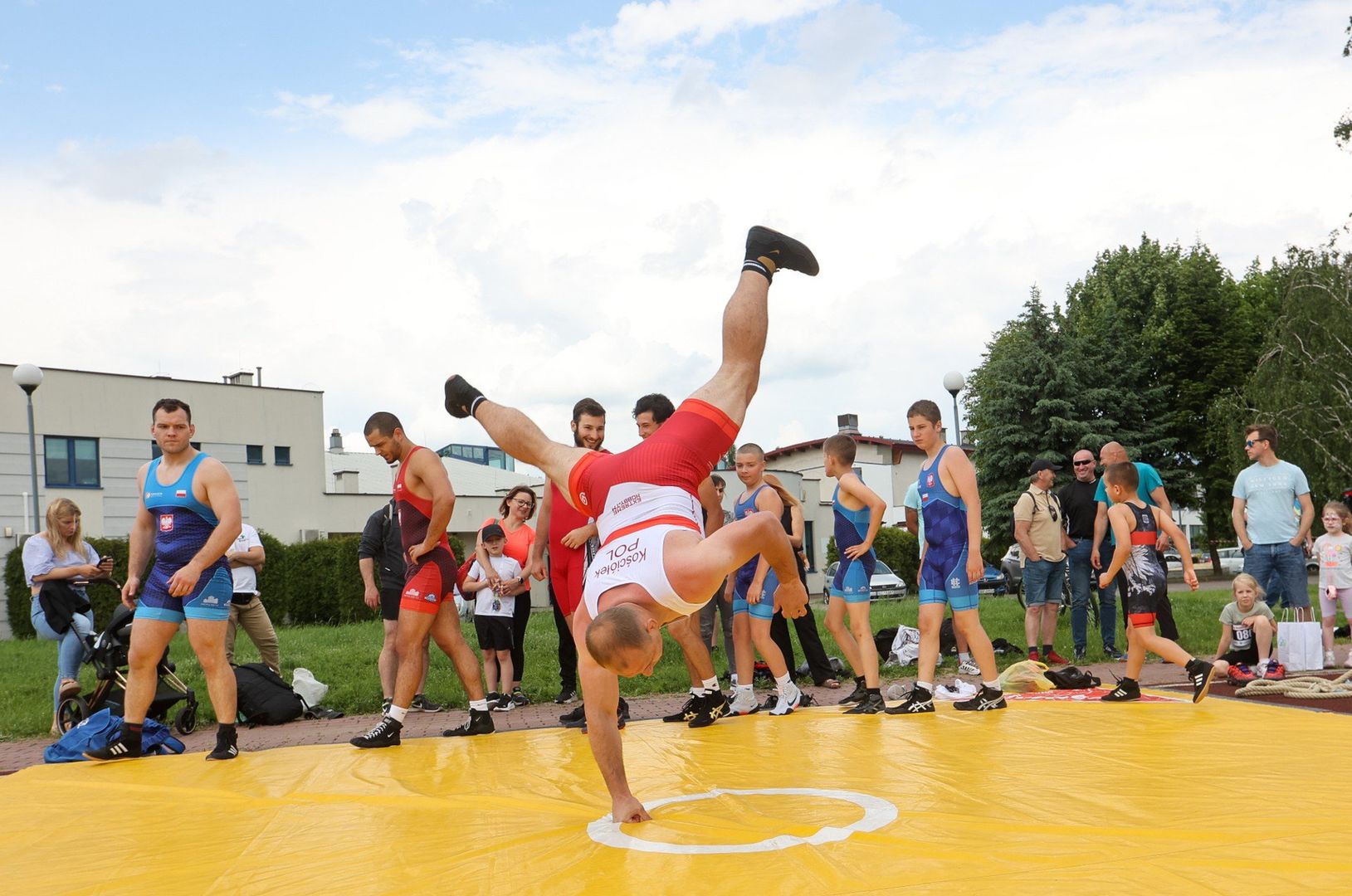 Pokazy mistrzów sportów walki na pikniku Strongman w Nowej Wsi pod Rzeszowem