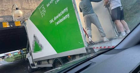 Auto dostawcze zaklinowało się pod wiaduktem na ul. Jana Pawła II. Kierowca zignorował znaki [ZDJĘCIA]