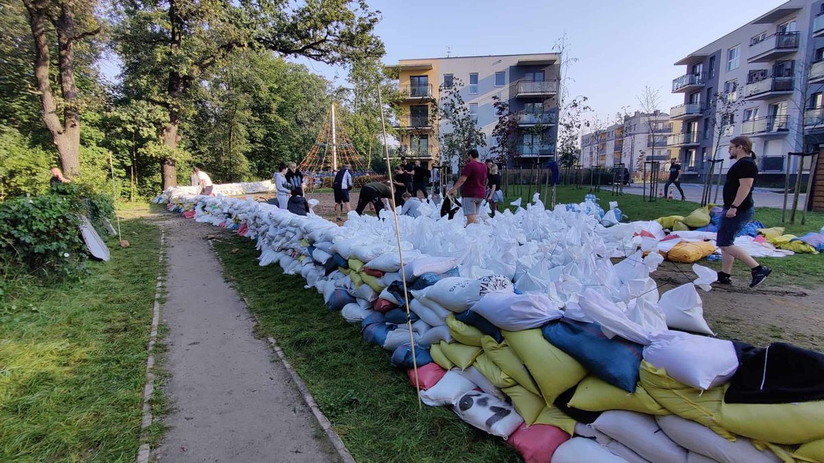 Wielka akcja budowy wału na Słonecznych Stabłowicach
