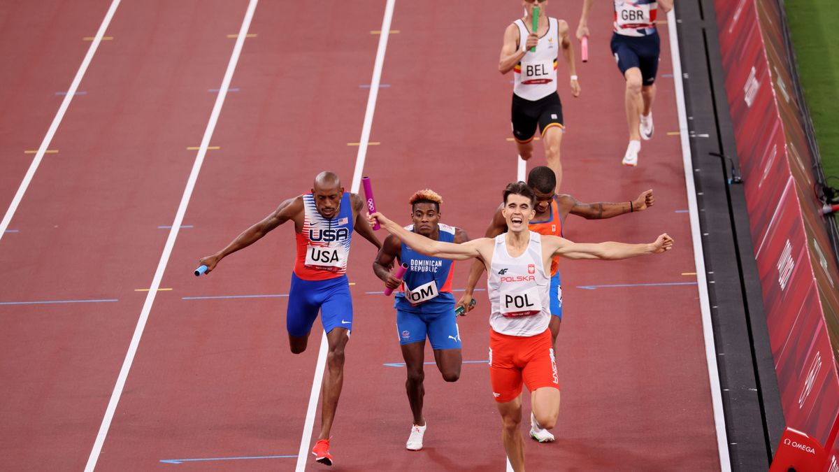 Tokio, Japonia, 31.07.2021. Igrzyska Olimpijskie - Tokio 2020, 31 bm. Polak Kajetan Duszyński (przód) cieszy się ze zwycięstwa na mecie biegu finałowego 4x400 m sztafet mieszanych. (gj) PAP/Leszek Szymański   EDITORIAL USE ONLY