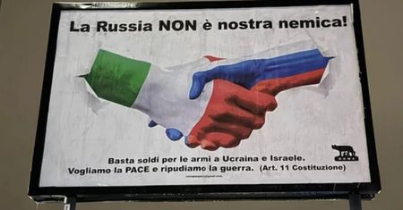 Takie plakaty pojawiły się we Włoszech. Władze Rzymu są oburzone