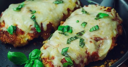 Pizzowe kotlety sprawdzą się na Dzień Mężczyzny. Tradycyjne schabowe mogą się przy nich schować