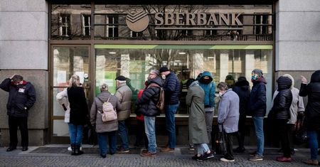 Rosjanie nie przeleją łatwo pieniędzy za granicę. Bank centralny wprowadził limit