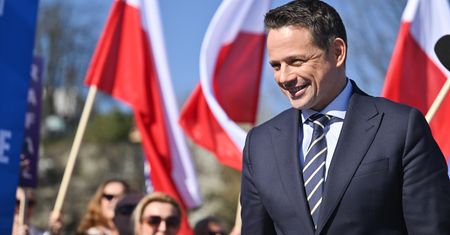 Afera w starostwie. Z biura przyszły materiały wyborcze Trzaskowskiego