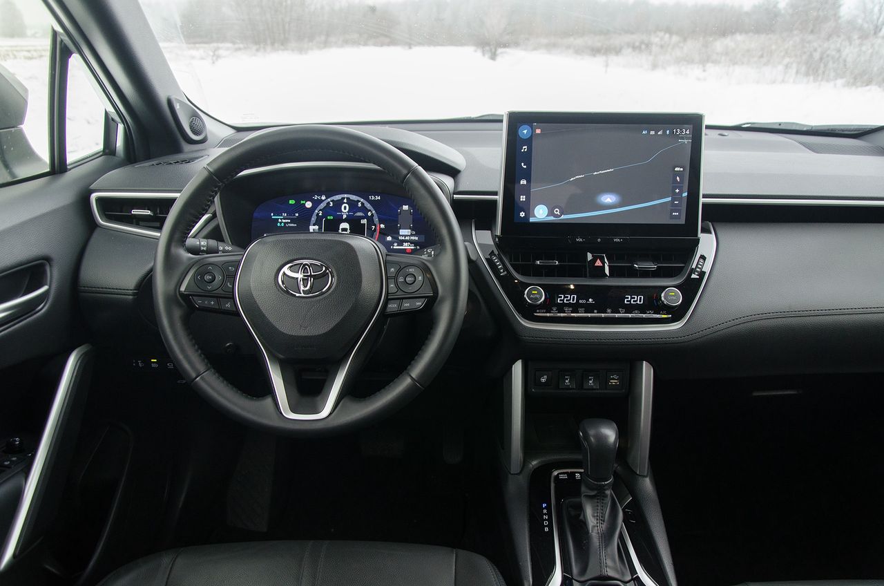Toyota Corolla Cross ma równie proste wnętrza, a większy ekran multimediów