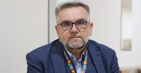 Kulisy powstawania "19:30" TVP. Był tak zestresowany, że musiał odreagować i wzruszył się na kolegium