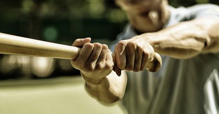 Ostrowiec Świętokrzyski. Awantura na domówce. Zmasakrował znajomego kijem bejsbolowym