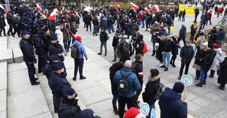 Warszawa. Protest przeciwników obostrzeń epidemicznych. Zareagowała policja