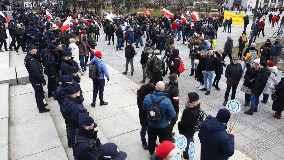 Warszawa. Marsz o Wolność "Połączeni jesteśmy siłą" miał przejść głównymi ulicami Warszawy, zgromadzenie zostało jednak uznane za nielegalne, a jego uczestników wezwano do rozejścia się