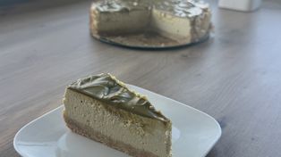 Sernik pistacjowy, który rozpływa się w ustach - zrób go sam krok po kroku