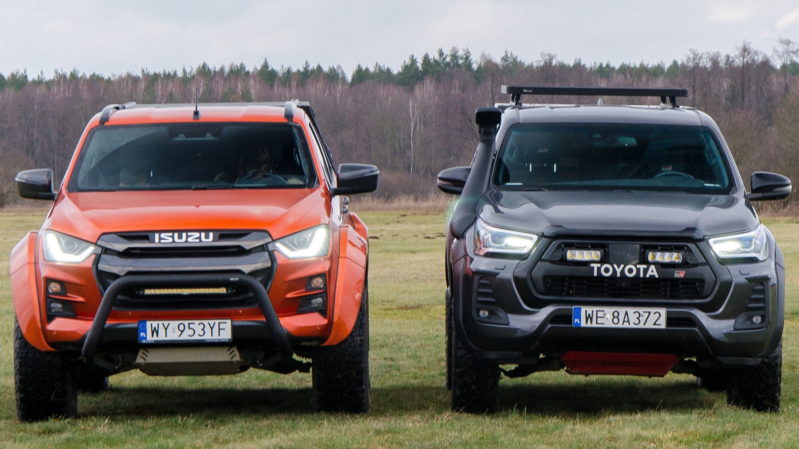 W obu autach lampy są zamontowane prawidłowo. Na Isuzu jest poje