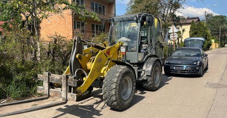 Operator koparki zwrócił uwagę policjantów. W tle zakup alkoholu