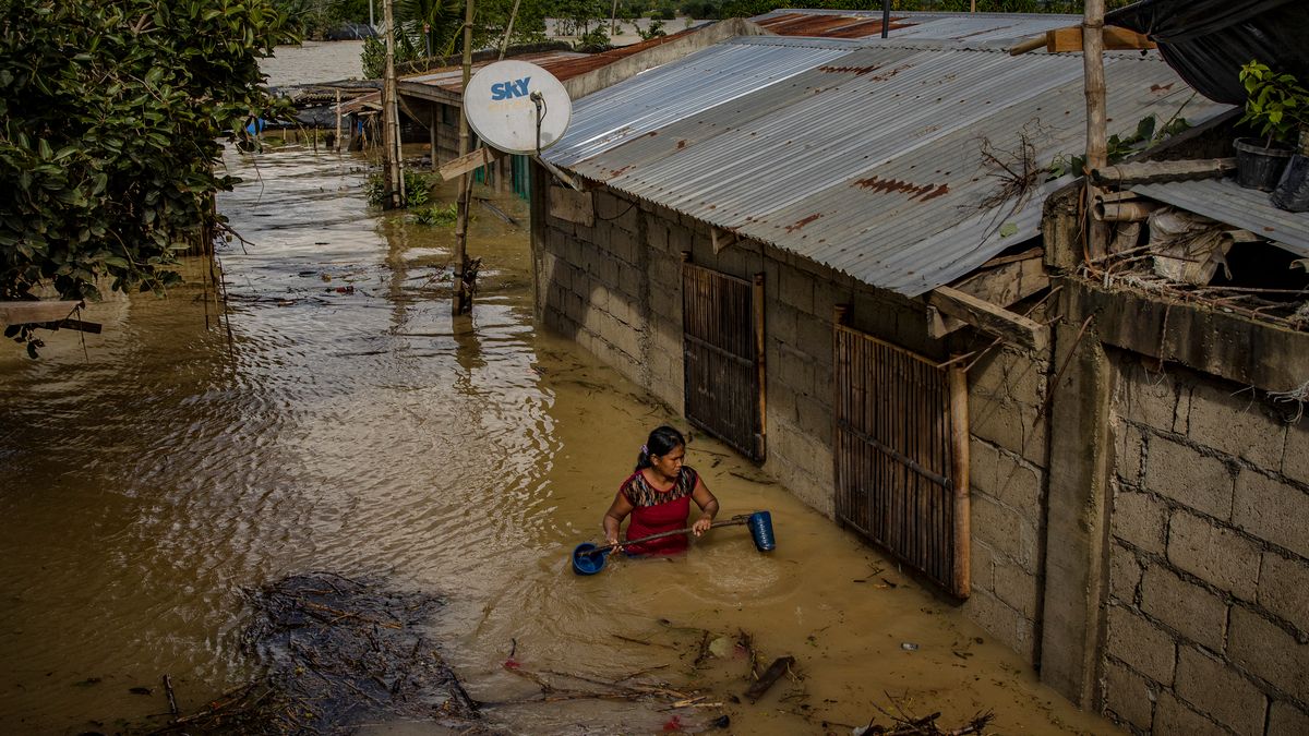 Zdjęcie dnia. Samotna kobieta pośrodku zalanej filipińskiej wioski 1