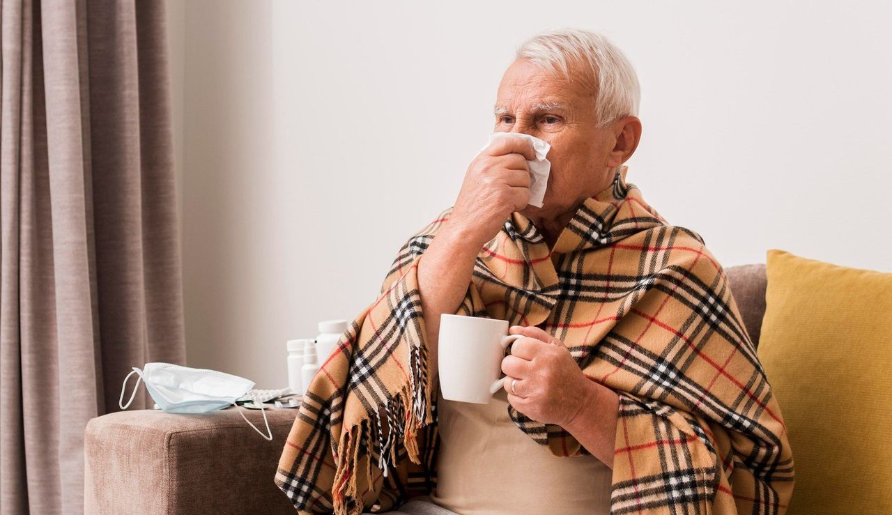 "Tajny brat grypy" uderza. Szczyt zakażeń groźny dla seniorów